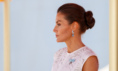 La reina Letizia estrena un vestido blanco de Sfera que puede llevar en Palacio y en la playa