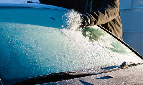 Lo que nunca debes hacer si se congela el parabrisas del coche