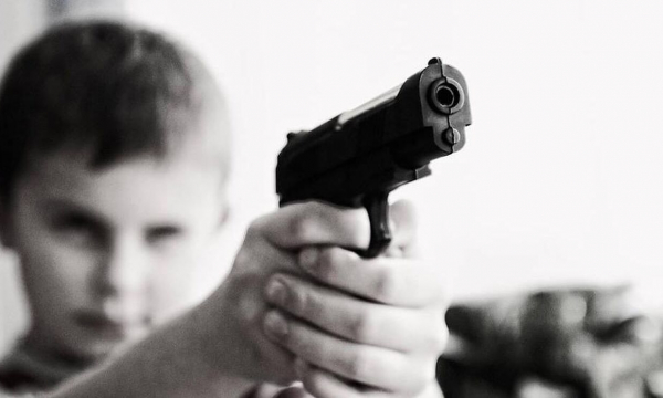 Un niño de 2 años mata a su padre por accidente con una pistola en EE.UU.